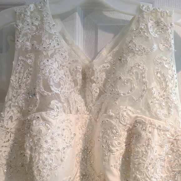 Oleg Cassini Wedding Dress, ivory, size 14. NWT - Picture 4 of 7